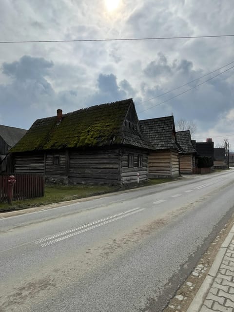 KRAKOW ZAKOPANE TOUR CABLE CAR THERMAL BATHS & HOTEL PICKUP - Tasting oscypek beside an open fire