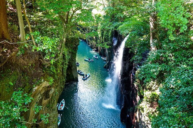 Kyushu: Aso Vocano, Grassland,Onsen and Aso shrine 1-Day Tour - Guides, languages, and the human side of the day