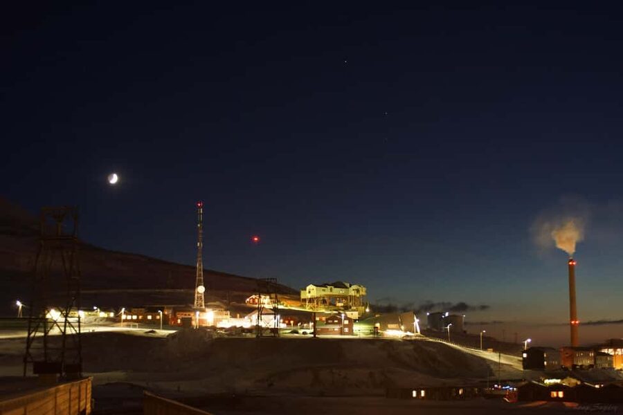 Longyearbyen: Arctic Ocean Swim, Sauna & Sightseeing - Walking out of Longyearbyen under Arctic skies