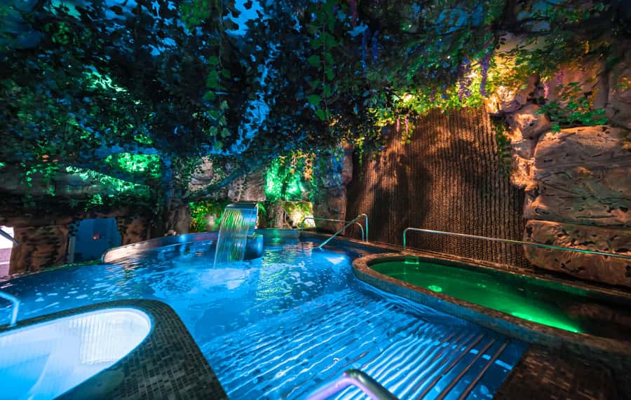MedelIín: Full Body Massage and Water Therapy Experience - Water Therapy Before the Massage