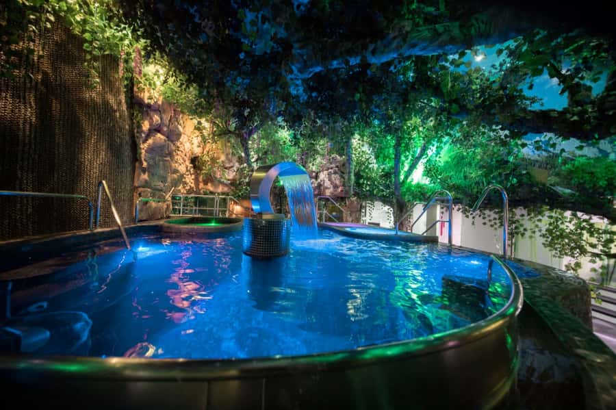 MedelIín: Full Body Massage and Water Therapy Experience - What the Private Group Format Means