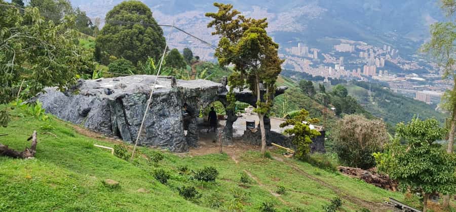 Medellin: Coffee Tour and Wellness Spa - Tasting Colombian coffee with a barista