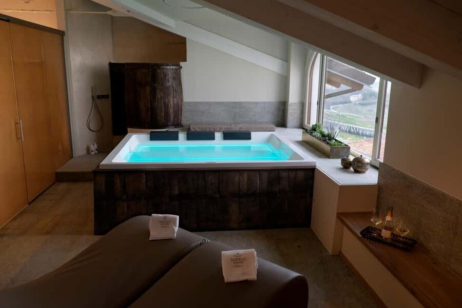 Monforte d'Alba: Jacuzzi Ritual with Wine Tasting - One hour in the panoramic jacuzzi