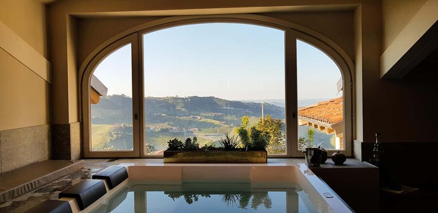 Monforte d'Alba: Jacuzzi Ritual with Wine Tasting - Grape seed oil and the vineyard connection