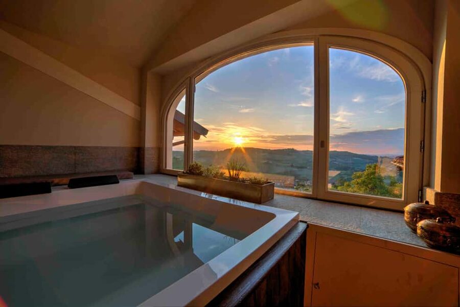 Monforte d'Alba: Jacuzzi Ritual with Wine Tasting - Timing, language, and simple preparation