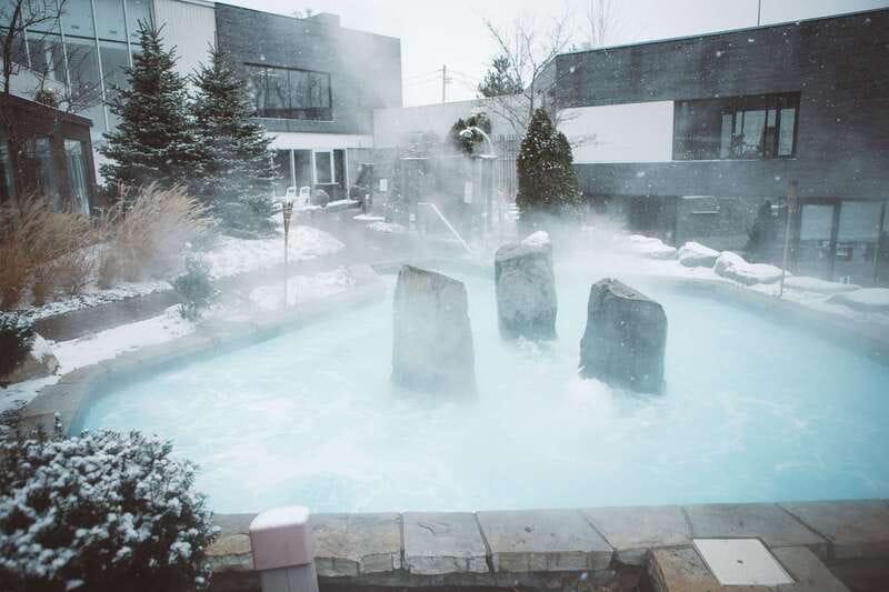 Montreal: Nordic Spa Thermal Experience - Outdoor pools in Montreal’s changing weather