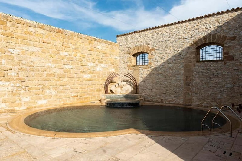 Nature and relaxation by the pool at Baglio Passofondo Estates - Who should choose this experience?