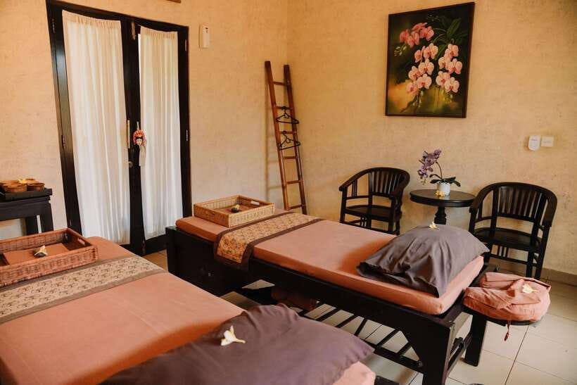 Nusa dua: Luxury Spa Bali Massage, Scrub, Flowerbath 2 hour - One hour of Balinese massage