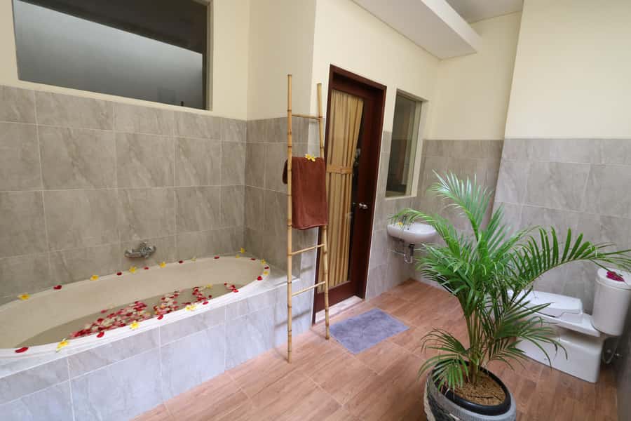 Nusa Dua: Traditional Lulur Massage & Spa Treatment - The five-minute foot wash starts the treatment