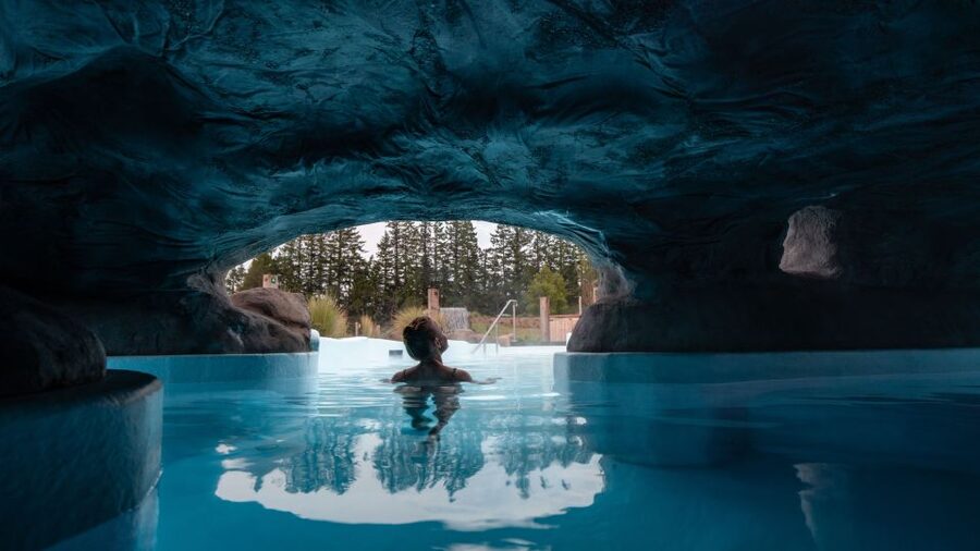 Ōpuke Thermal Pools: Adults-Only Entry with Swim Up Bar - The swim-up bar and food choices