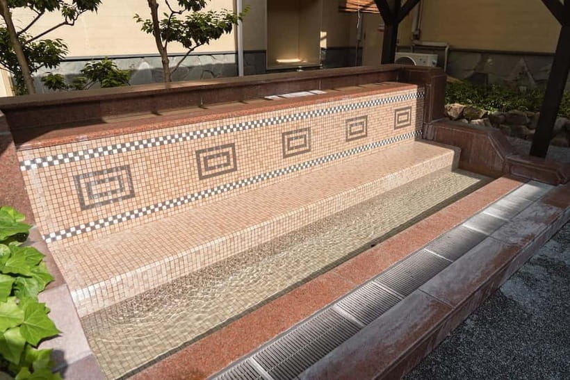 Osaka: Tennen Onsen Naniwa-no-Yu, the famous hot spring spa - The 8th-floor view and the mood of the place