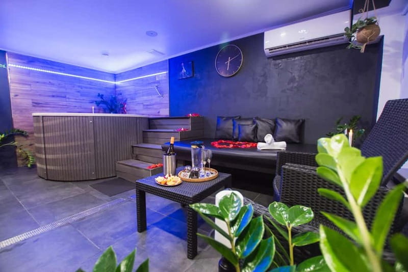 Prague: Modern Private Spa with Jacuzzi and/or Sauna - A private spa break near central Prague