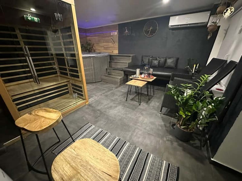 Prague: Modern Private Spa with Jacuzzi and/or Sauna - Choosing between the Black, Green, and Gold Zones
