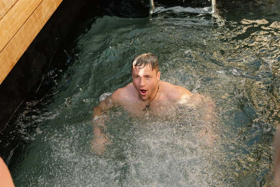 Queenstown: Floating Sauna Experience on Lake Whakatipu - Heating up inside the Finnish saunas