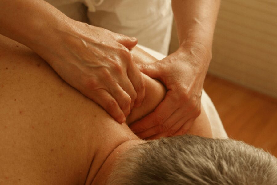 Relaxing massage with volcanic stones - A quiet hour at Hotel Áncora