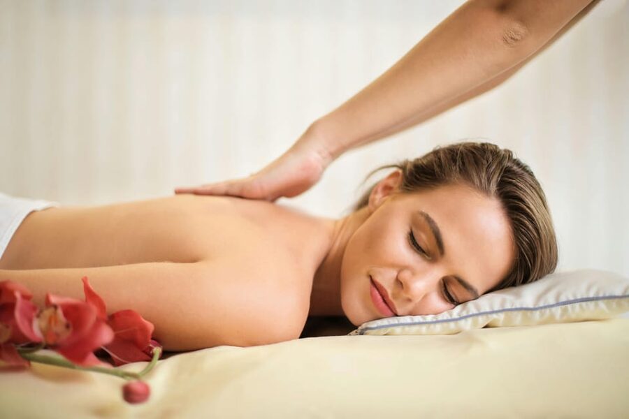 Relaxing massage with volcanic stones - What happens before the massage