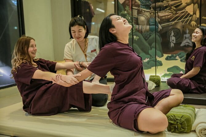Rest And Relax Massage - Traditional Thai Massage In Bangkok / Sukhumvit - Pressure, stretching, and speaking up