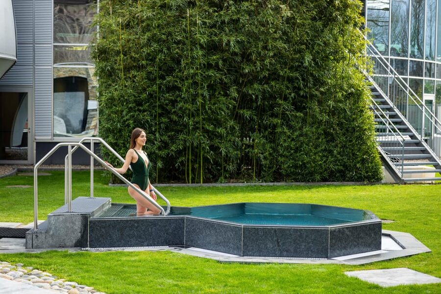 Rivera-Ticino: Splash e Spa Tamaro 4-Hour SPA Entry Ticket - Outdoor views, water jets, and the pool bar