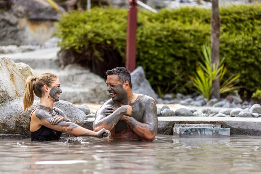 Rotorua: Hell's Gate Outdoor Mud Spa & Guided Walk - Māori Carving Adds a Cultural Touch