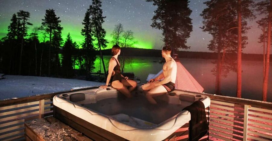 Rovaniemi: Northern Lights Trip with Arctic Sauna & Jacuzzi - Jacuzzi time beneath the Northern Lights