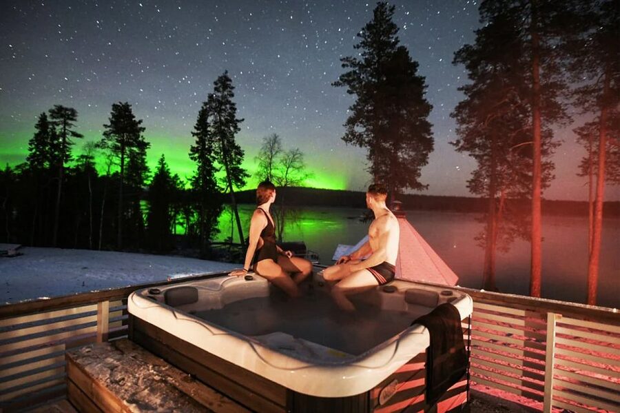 Rovaniemi: Northern Lights Trip with Arctic Sauna & Jacuzzi - Taking the plunge in the frozen lake