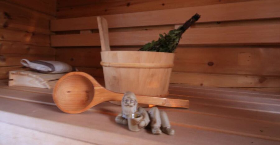 Rovaniemi: Private Sauna, Jacuzzi and Dinner - The jacuzzi and lake views
