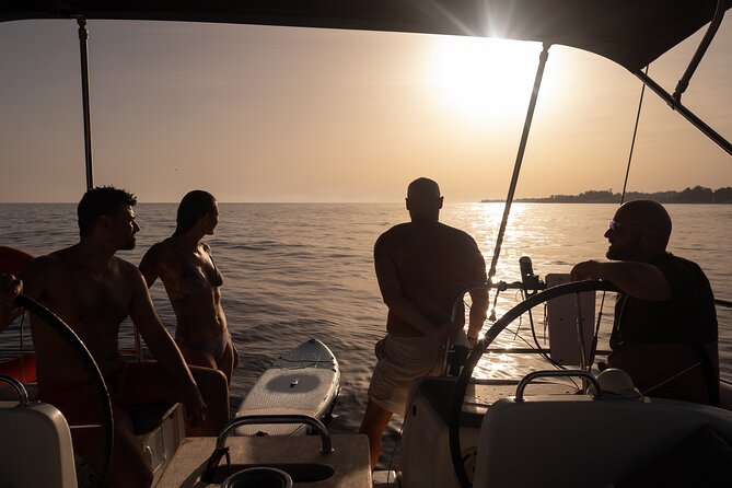 Sailing Adventure: Sailing, Dolphins and Relaxation with Drinks - The boat and group size