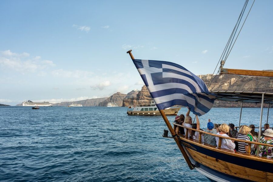 Santorini: Volcanic Islands Cruise with Hot Springs Visit - The return sail and views from the sea