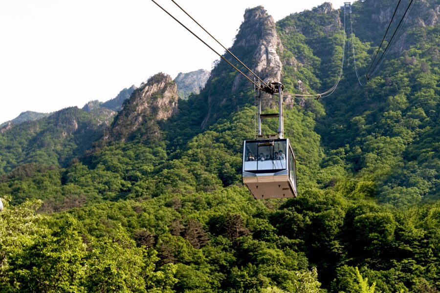 Seoul: Sokcho beach, market, hot spring and Seorak Cable Car - Riding Seorak Cable Car above Seoraksan
