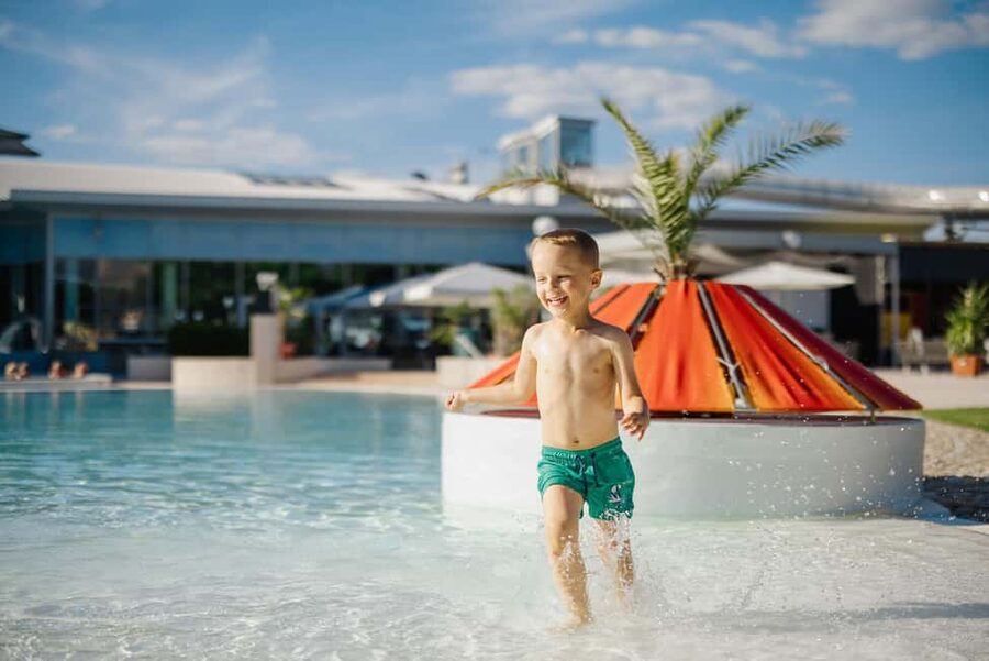 Therme Laa Wellness Day: Spa Escape Near Vienna - Starting with the thermal pools